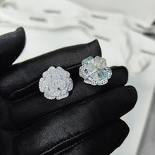 Cargar imagen en el visor de la galería, Aretes con forma de flor de camelia de cristal - Plata con baño de oro blanco de 14 quilates - Accesorio de joyería elegante