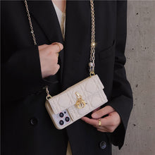 Cargar imagen en el visor de la galería, Estuche con solapa de piel de cordero de PU con patrón geométrico - Con colgante y cadena para iPhone 12/13/14 - Accesorio tecnológico sofisticado