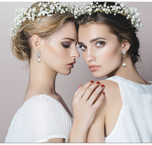 Cargar imagen en el visor de la galería, Pendientes de plata con cristales diminutos con alas de ángel y perlas asimétricas