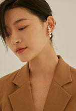 Cargar imagen en el visor de la galería, Ear Cuffs con perlas llamativas