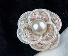 Cargar imagen en el visor de la galería, Soporte plegable para teléfono con flor de camelia