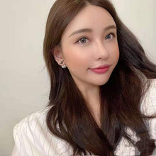 Cargar imagen en el visor de la galería, PENDIENTES TRIBALES Metal con acabado dorado envejecido con diseño de perlas y abejas de resina blanca