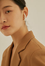 Cargar imagen en el visor de la galería, Ear Cuffs con perlas llamativas