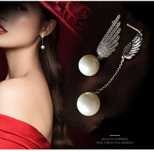 Cargar imagen en el visor de la galería, Pendientes de plata con cristales diminutos con alas de ángel y perlas asimétricas
