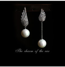 Cargar imagen en el visor de la galería, Pendientes de plata con cristales diminutos con alas de ángel y perlas asimétricas