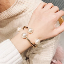 Cargar imagen en el visor de la galería, Brazalete elegante con perlas y cuernos de ciervo de diseño único