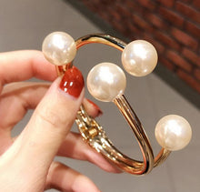 Cargar imagen en el visor de la galería, Brazalete elegante con perlas y cuernos de ciervo de diseño único