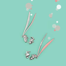 Cargar imagen en el visor de la galería, Pendientes colgantes con diseño de metal esmaltado con oreja de conejo largo punk animal