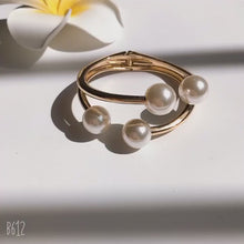 Cargar y reproducir el video en el visor de la galería, Brazalete elegante con perlas y cuernos de ciervo de diseño único