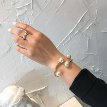 Cargar imagen en el visor de la galería, Brazalete elegante con perlas y cuernos de ciervo de diseño único