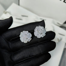 Cargar imagen en el visor de la galería, Aretes con forma de flor de camelia de cristal - Plata con baño de oro blanco de 14 quilates - Accesorio de joyería elegante
