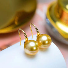 Cargar imagen en el visor de la galería, Pendientes brillantes de perlas doradas de 12 mm - Diseño único colgante de tacón alto - Elegante declaración de caída
