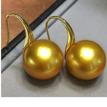 Cargar imagen en el visor de la galería, Pendientes brillantes de perlas doradas de 12 mm - Diseño único colgante de tacón alto - Elegante declaración de caída
