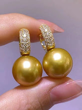 Cargar imagen en el visor de la galería, Elegancia con brillo dorado: arete de perlas luminosas de 14 mm con capucha con circonitas brillantes

