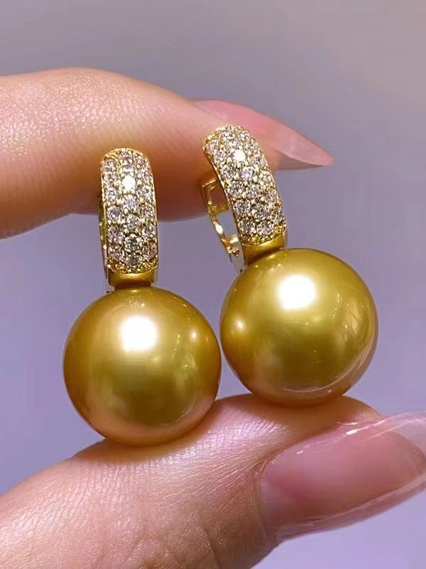 Elegancia con brillo dorado: arete de perlas luminosas de 14 mm con capucha con circonitas brillantes