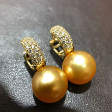 Cargar imagen en el visor de la galería, Elegancia con brillo dorado: arete de perlas luminosas de 14 mm con capucha con circonitas brillantes
