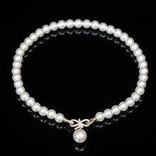 Cargar imagen en el visor de la galería, Conjunto de collar de perlas Chic Elegance con colgante de lazo en tono dorado y detalles de cristal 
