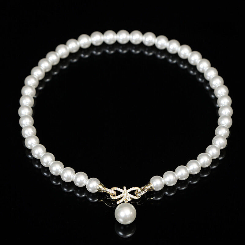 Conjunto de collar de perlas Chic Elegance con colgante de lazo en tono dorado y detalles de cristal 