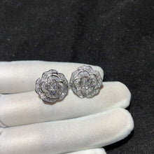 Cargar imagen en el visor de la galería, Pendientes Camelia en Plata - Elegante Diseño Floral con Estilo Atemporal - Joyería Exquisita
