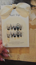 Cargar y reproducir el video en el visor de la galería, Elegante juego de 10 piezas de uñas reutilizables HECHAS A MANO - Chic clásico con un toque de cristal brillante
