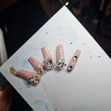 Cargar imagen en el visor de la galería, Elegant Pink Press-On Nails with Iridescent Glitter and Adornments

