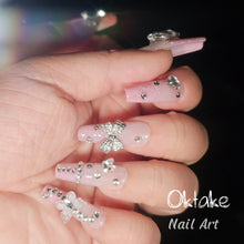 Cargar imagen en el visor de la galería, Pink Whisper Ombré Prensa en T larga hecha a mano en uñas con detalles de mariposa 
