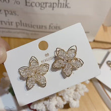 Cargar y reproducir el video en el visor de la galería, Impresionantes pendientes con forma de flor de cristal, transparente, baño en tono dorado
