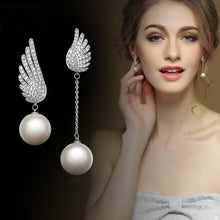 Cargar imagen en el visor de la galería, Pendientes de plata con cristales diminutos con alas de ángel y perlas asimétricas
