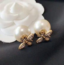 Cargar imagen en el visor de la galería, PENDIENTES TRIBALES Metal con acabado dorado envejecido con diseño de perlas y abejas de resina blanca
