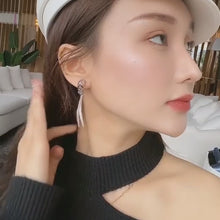 Cargar y reproducir el video en el visor de la galería, Pendientes colgantes con diseño de metal esmaltado con oreja de conejo largo punk animal
