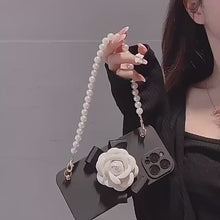 Cargar y reproducir el video en el visor de la galería, Funda DIY Chanel Camellia inspried iphoe12/iphone12pro/iphone12 pro max con pulsera/correa de perlas reemplazables
