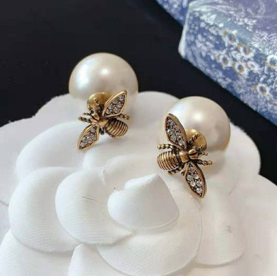 PENDIENTES TRIBALES Metal con acabado dorado envejecido con diseño de perlas y abejas de resina blanca
