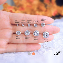Cargar imagen en el visor de la galería, 5 pares de aretes de diamantes creados de talla redonda solitarios de 3-8 mm 
